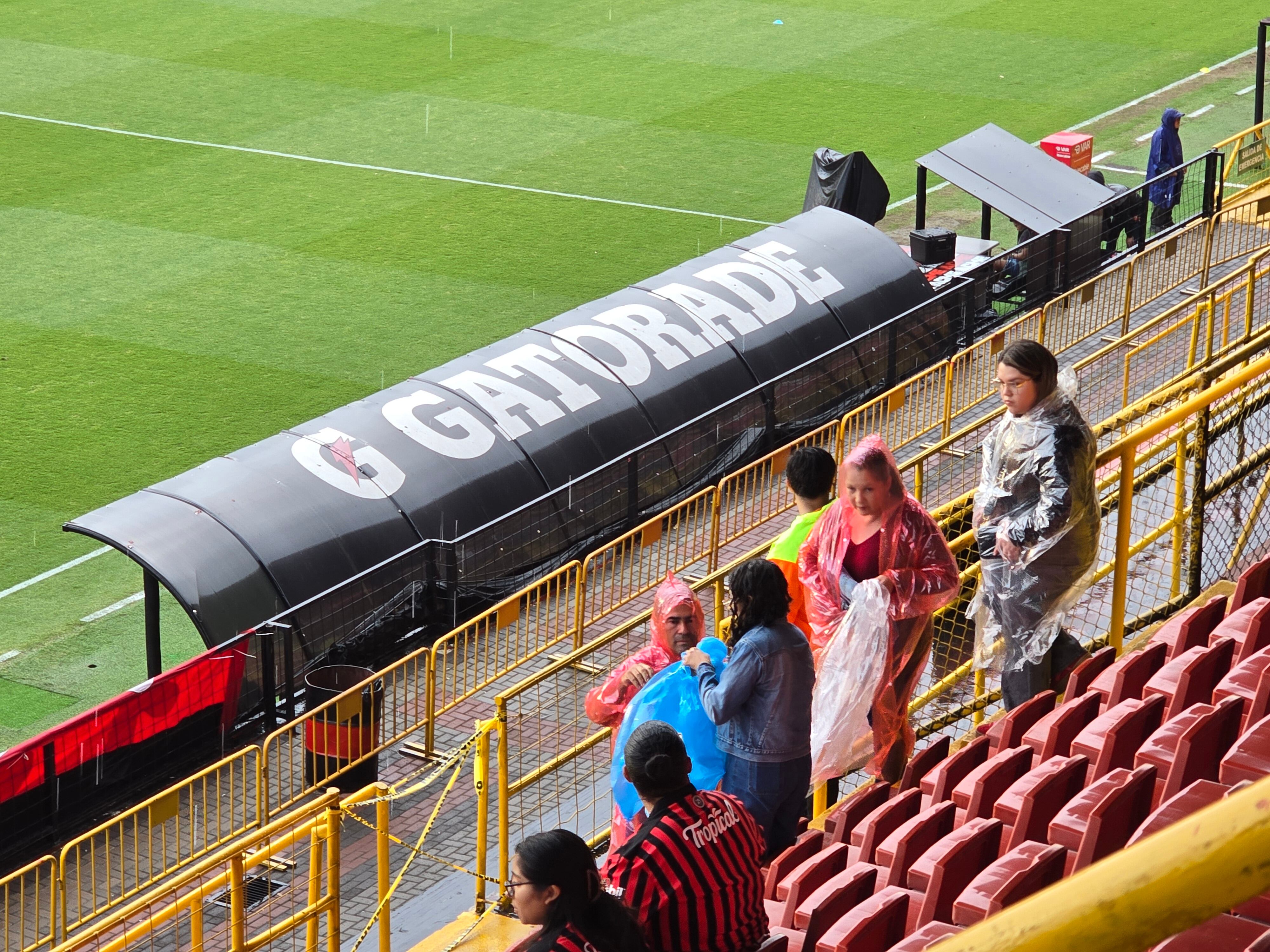 Llegó la lluvia al Estadio Alejandro Morera Soto antes del partido entre Liga Deportiva Alajuelense y Sporting.