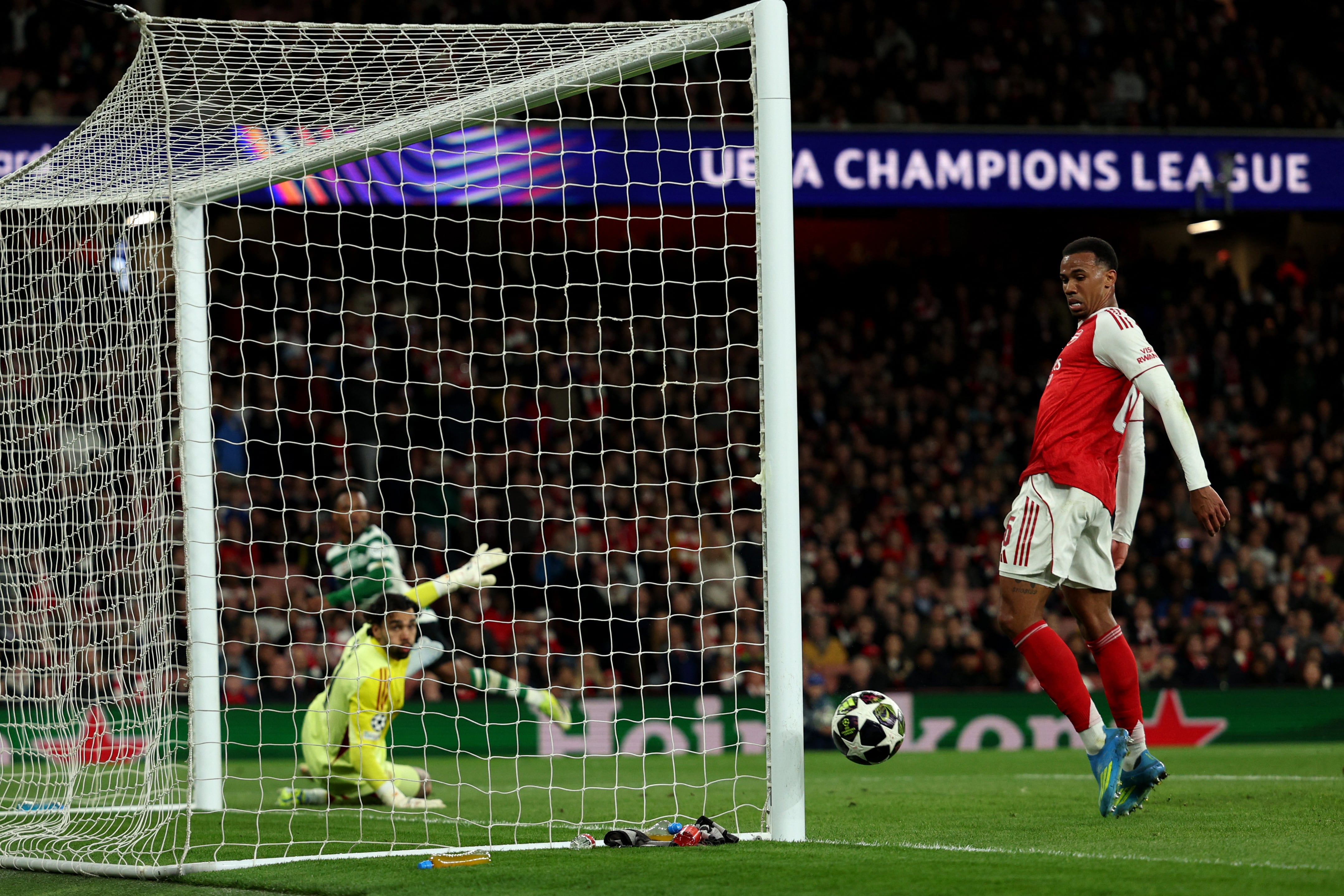 El defensor del Arsenal Gabriel Magalhaes observa este remate del Sporting de Lisboa que pasó muy cerca en el compromiso disputado en Londres por la Champions League.