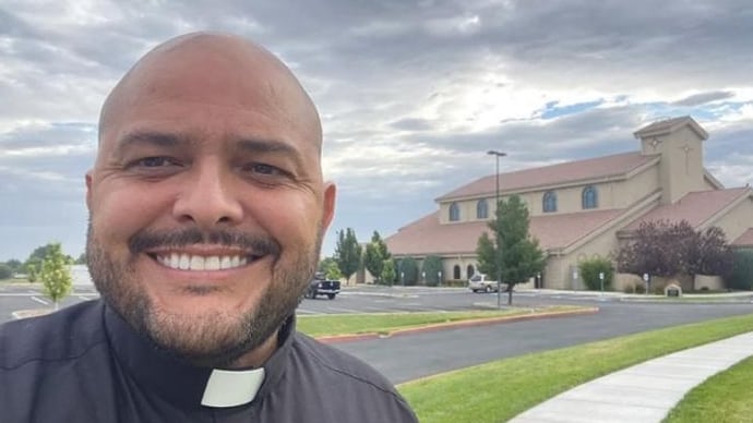 El cura Robert Méndez Esquivel es conocido en la iglesia de San Pablo en Nampa, Idaho, como el padre Toto.