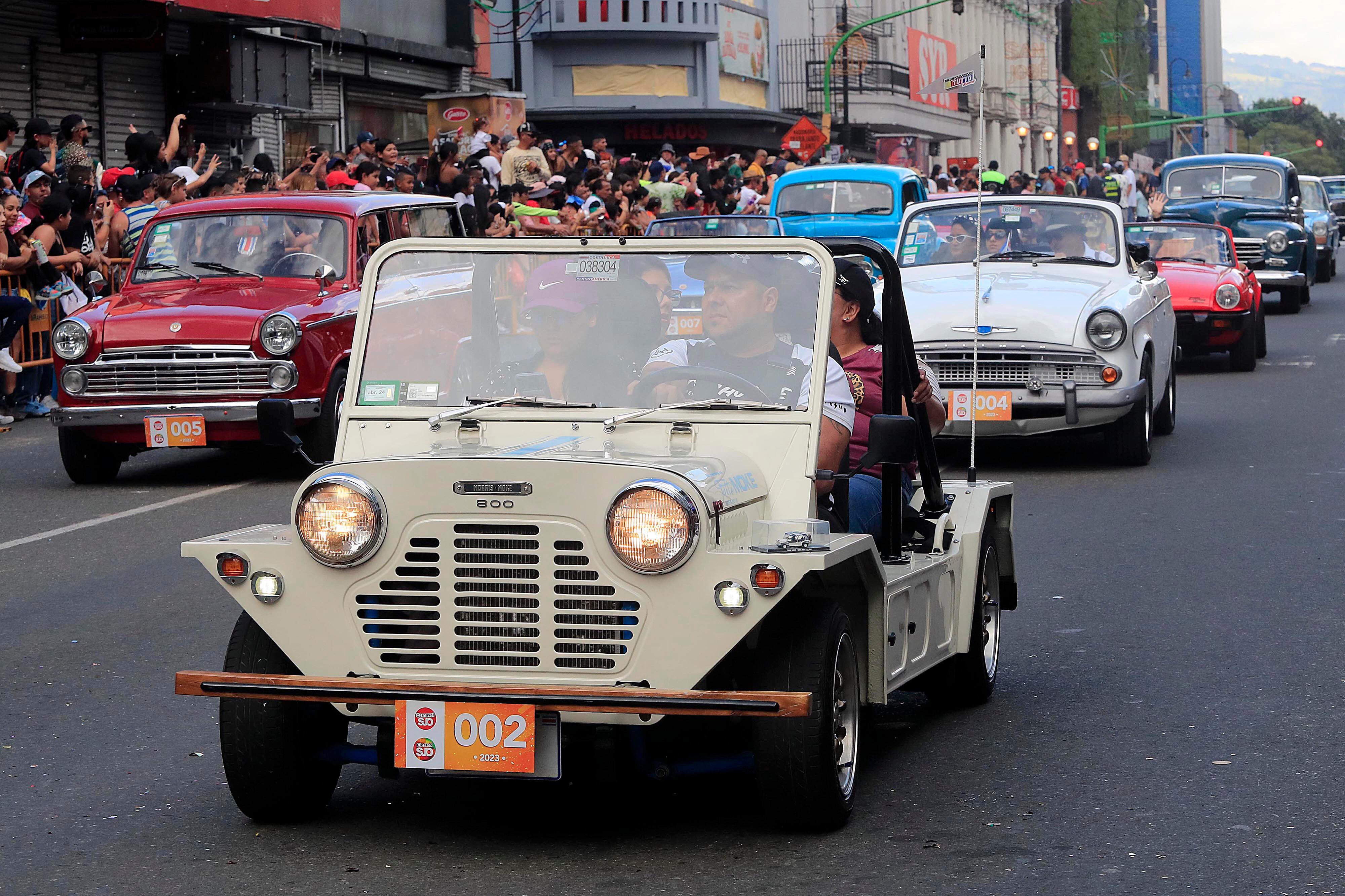 27/12/2023 Avenida Segunda. Este miércoles se realizó Carnaval de San José, luego de tres años ausencia en las actividades festivas de fin y principio de año. El desfile, con la presencia de comparsas y carros antiguos, formó parte de las actividades tradicionales en el marco del 200 aniversario de San José como capital, en un ambiente de fiesta, ritmo y mucho color.