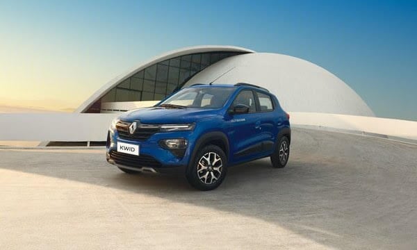 Ofrece un vehículo accesible, con conectividad y elementos de seguridad poco comunes en su rango de precio.