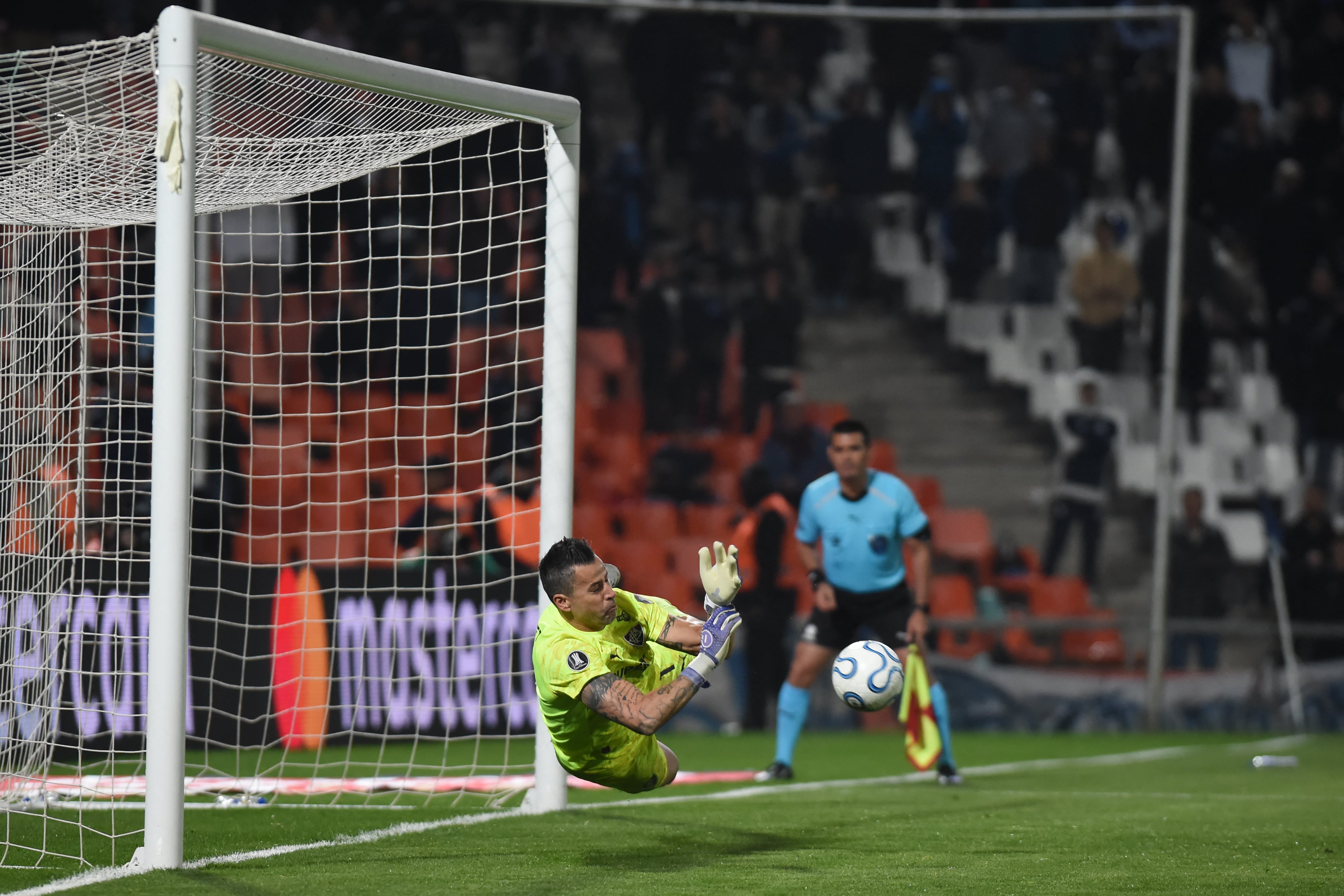 El arquero del Fluminense, Fábio, detiene este penal ante Independiente Rivadavia en el estadio Malvinas Argentinas de Mendoza, por los octavos de final de la Copa Libertadores.