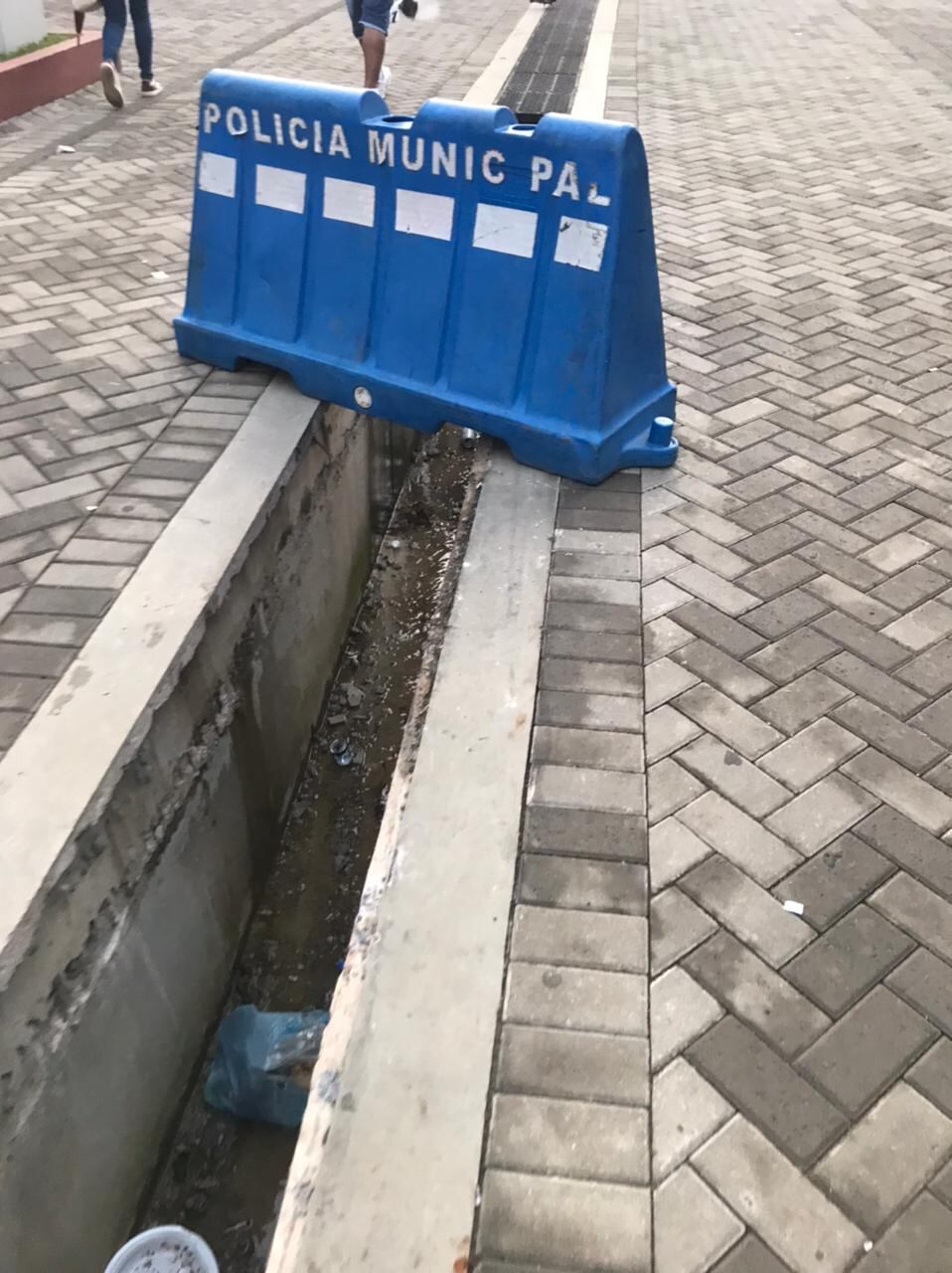 Este 28 de setiembre circularon imágenes que muestran una parte del nuevo bulevar sin parrillas pluviales.