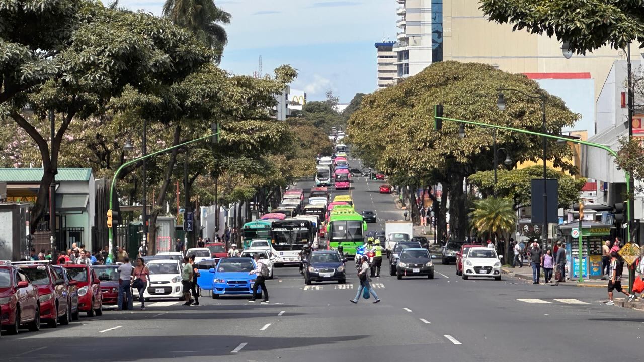 Hacia las 11:30 a.m. de este 18 de febrero, la columna principal de taxistas y autobuseros marcharon sobre avenida segunda, donde siempre se mantuvo abierto un carril para la circulación de otros vehículos. Fotografía: