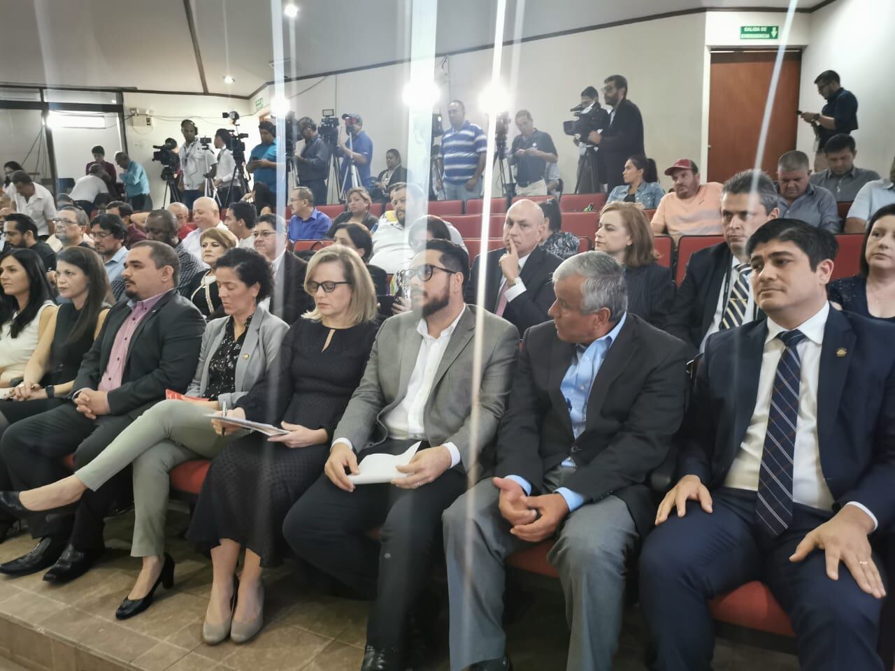 El Gobierno recibe a los representantes del Encuentro Social Multisectorial (ESM) en Casa Presidencial, en negociación para ponerle fin al cierre de colegios. En la cita participan (de izquierda a derecha) Nancy Marín (de gris), ministra de Comunicación; Catalina Crespo, defensora de los habitantes; Juan Alfaro, viceministro de Trabajo y Seguridad, Social, y el presidente de la República, Carlos Alvarado. Foto: Rebeca Madrigal.
