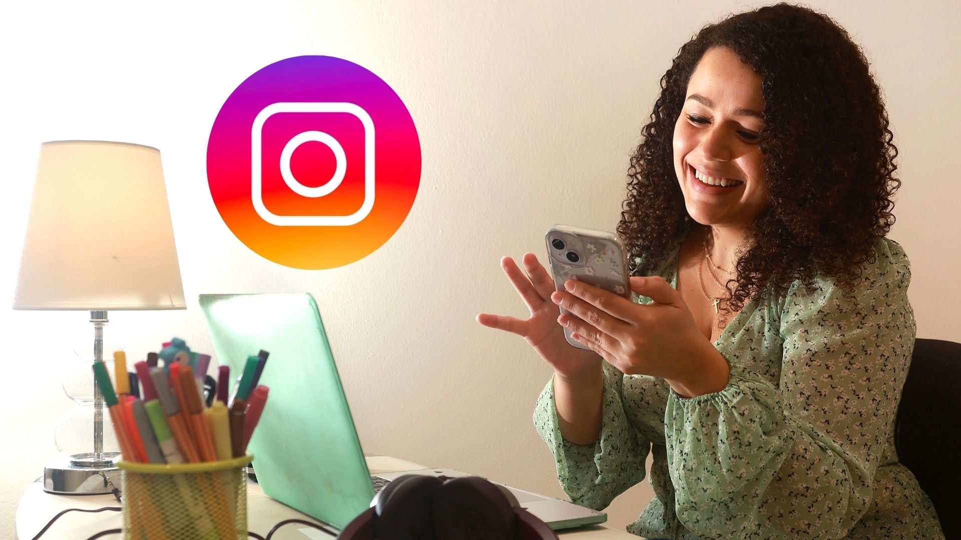 Una mujer posa con su teléfono, mientras utiliza la red social Instagram.