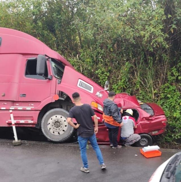 Por la forma en que quedaron los vehículos en la cuneta, fue muy difícil extraer al menor y a una mujer que sobrevivieron, mientras que en el sitio quedó un ocupante fallecido. Foto: suministrada por Reiner Montero.