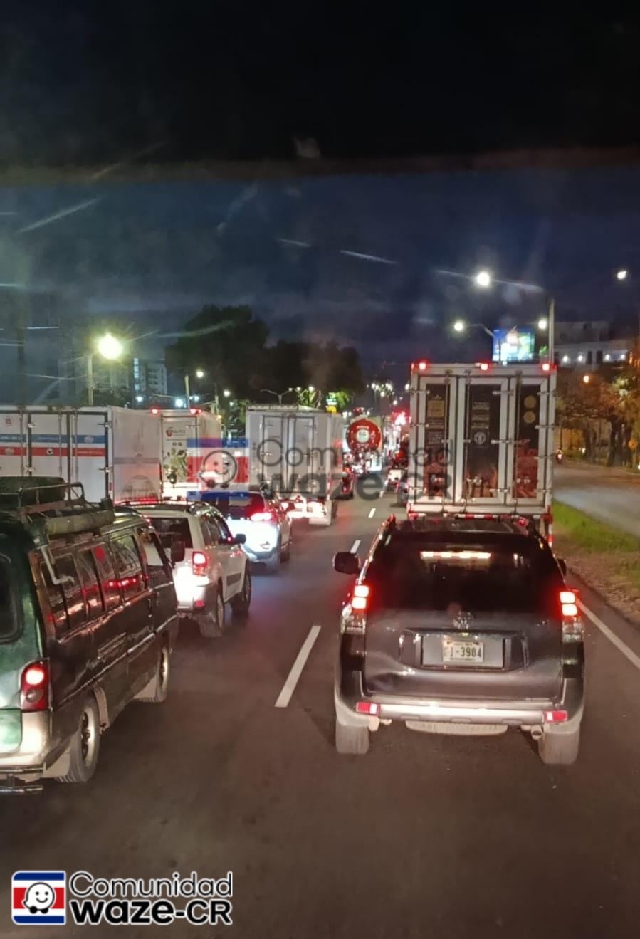 Producto del mortal accidente, se reportan largas presas en la zona.