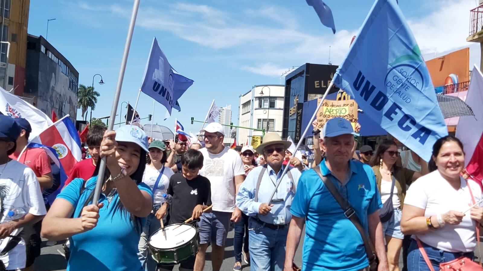 Manifestantes en la marcha en favor de la CCSS.