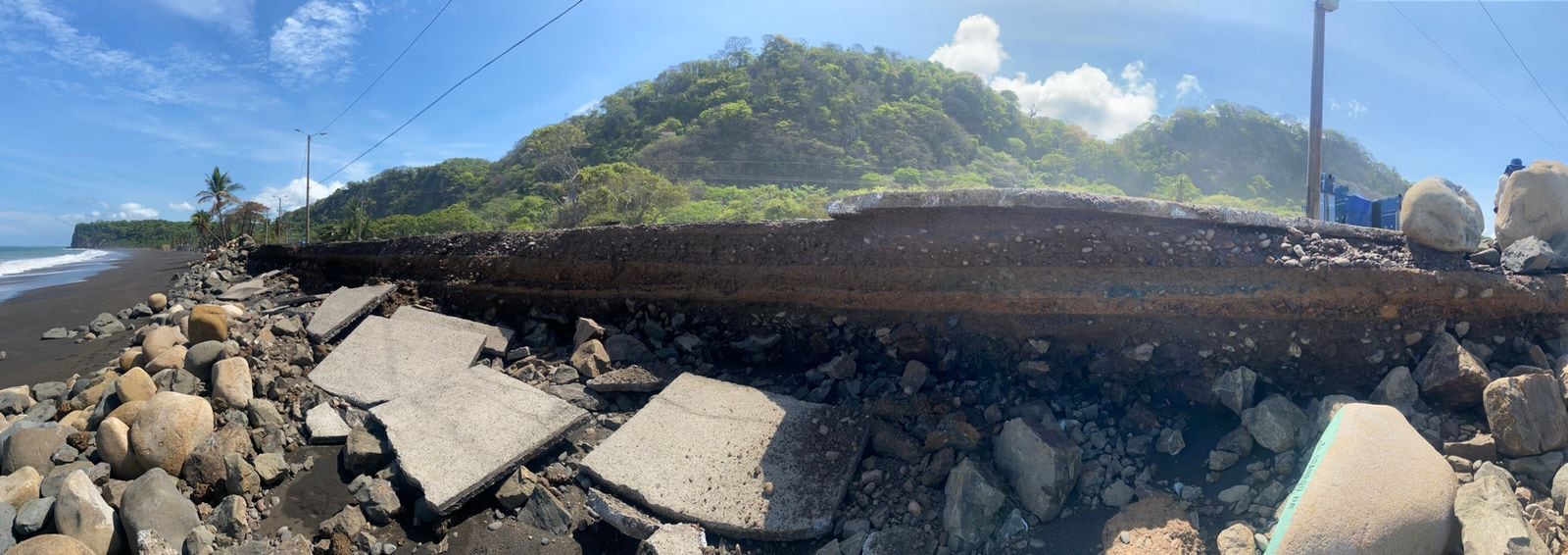 La acera y ciclovía quedaron en pedazos y las bases de la carretera comenzaron a socavarse en la vía principal de Caldera. Foto: Cortesía Municipalidad de Esparza.
