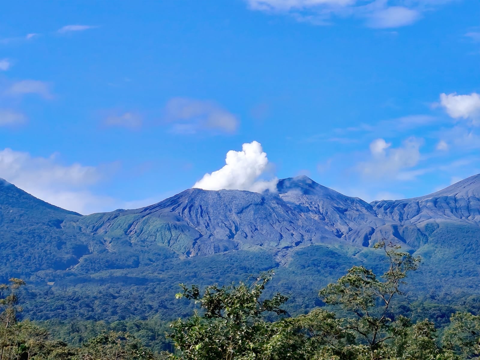 Vulcanólogo inspeccionó un cráter del volcán Rincón de la Vieja tras recientes erupciones moderadas.