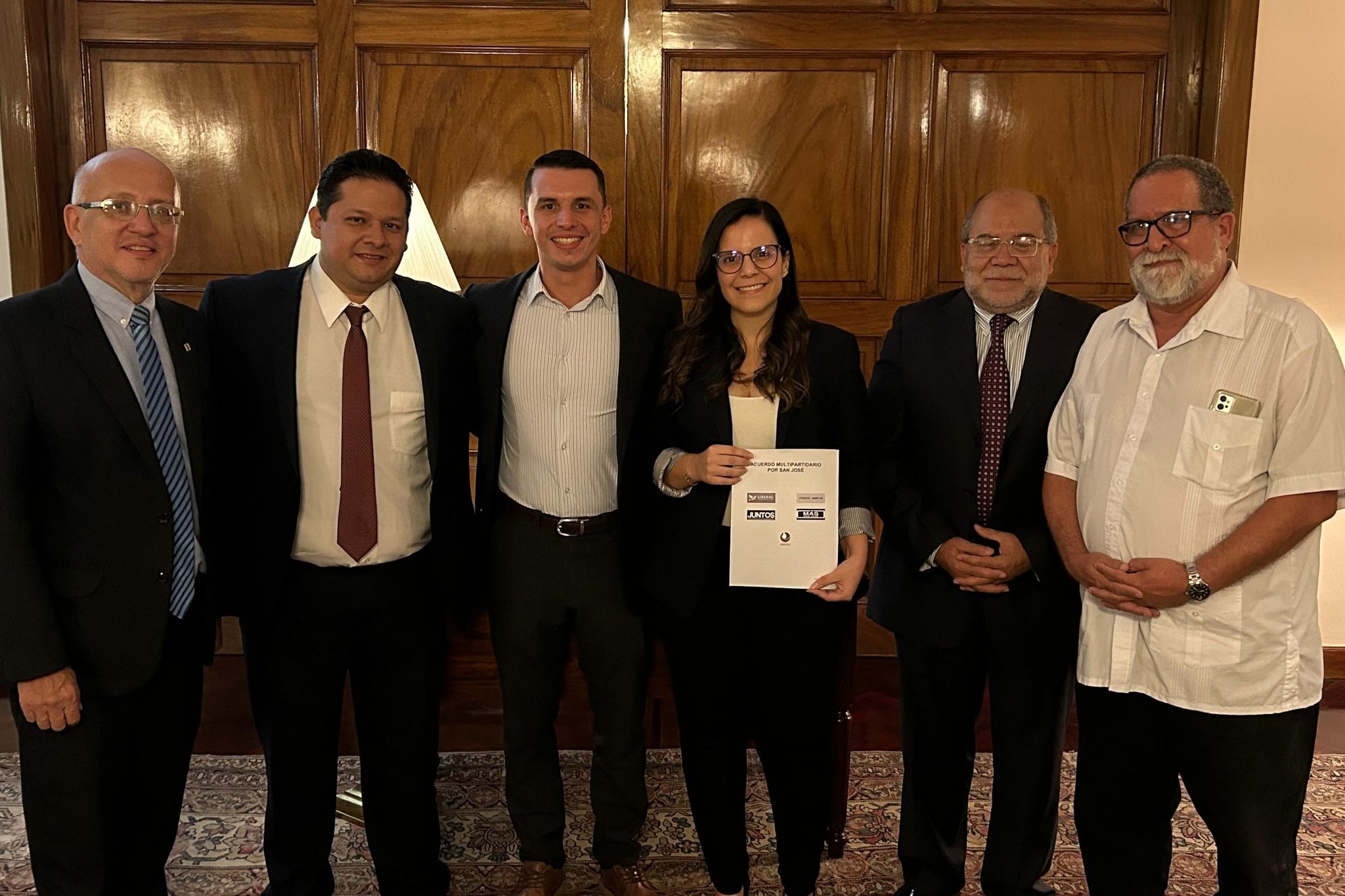 De izquierda a derecha, Álvaro Salas, regidor del PUSC; Juan Diego Gómez, de Más San José; Diego Miranda, alcalde electo; Mariana Zúñiga, de Juntos; José Manuel Jiménez, del PLP; y David Contreras, regidor suplente del FA.