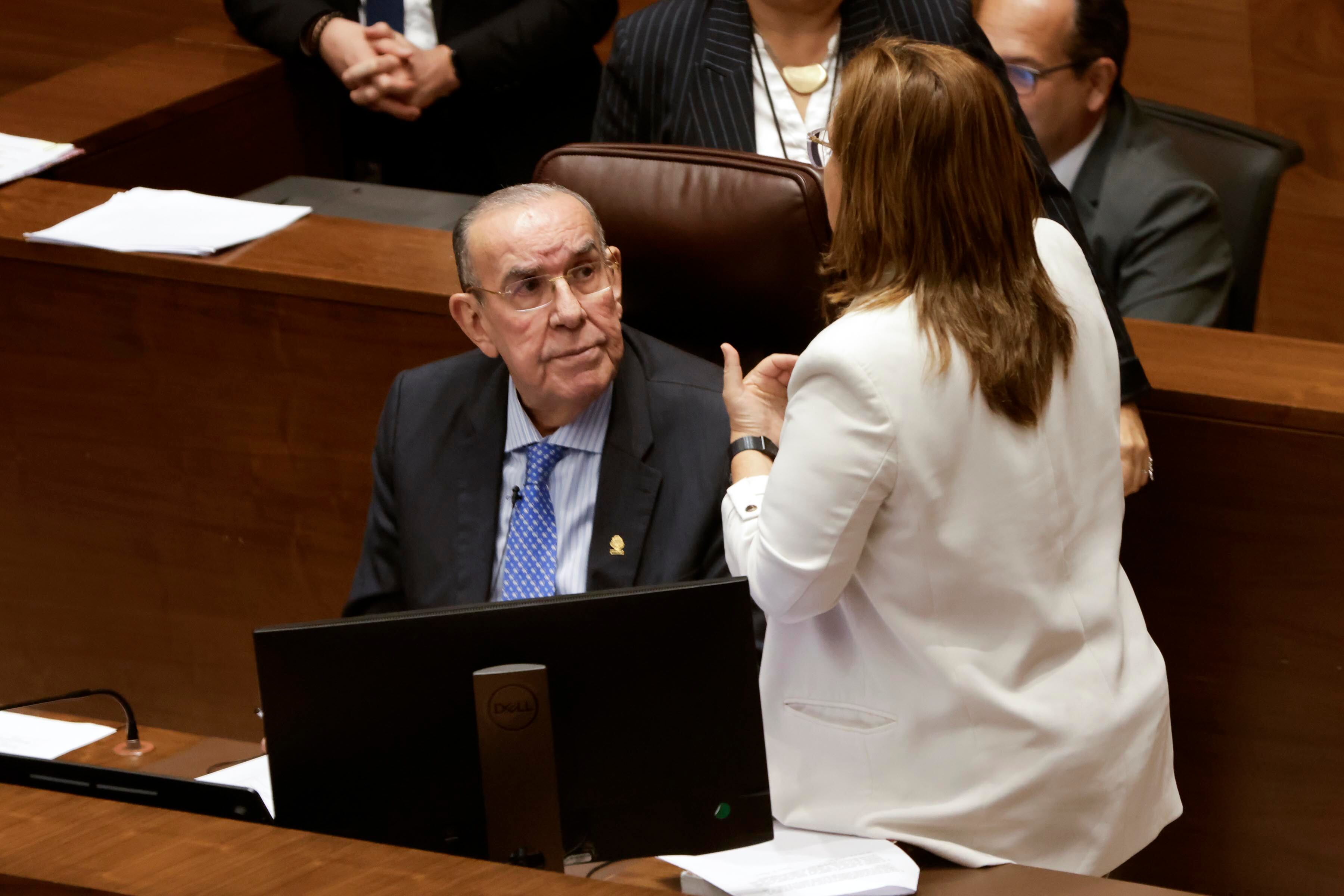 Aprobación de voto de censura contra la ministra de Educación, Anna Katharina Müller.