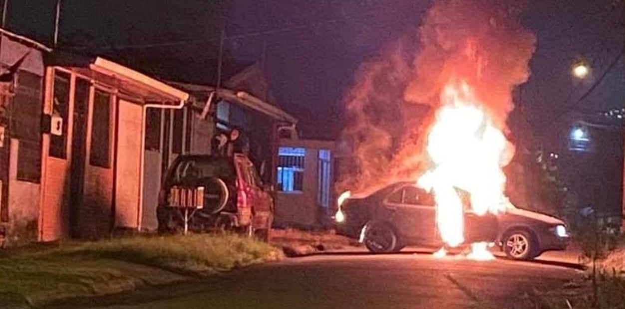 Carro incendiado