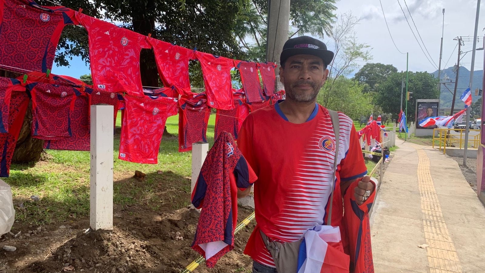 Costa Rica vs. Honduras
Eliminatoria mundialista Concacaf 2025
Emiliano Palacios
Vendedor de camisetas
18 de noviembre del 2025
Fotografía: Juan Diego Villarreal