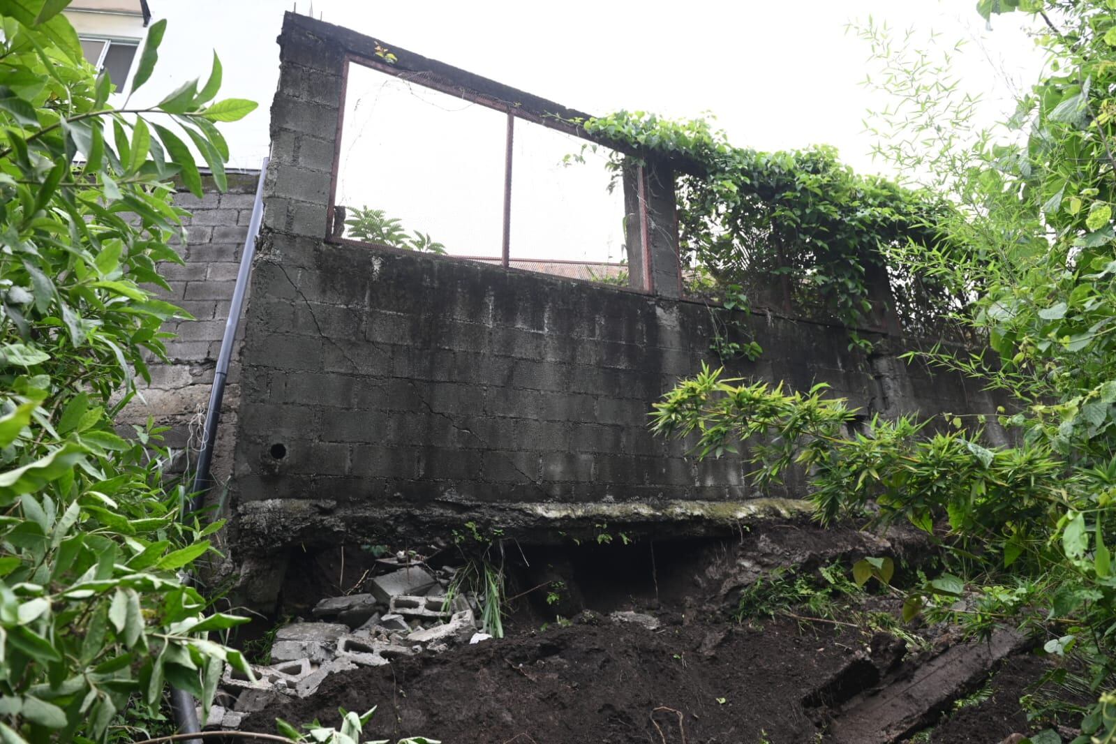 Vecinos de Mata Redonda aseguran que sus casas presentan grietas y desplazamientos por la inestabilidad del terreno. Piden medidas urgentes para evitar una tragedia