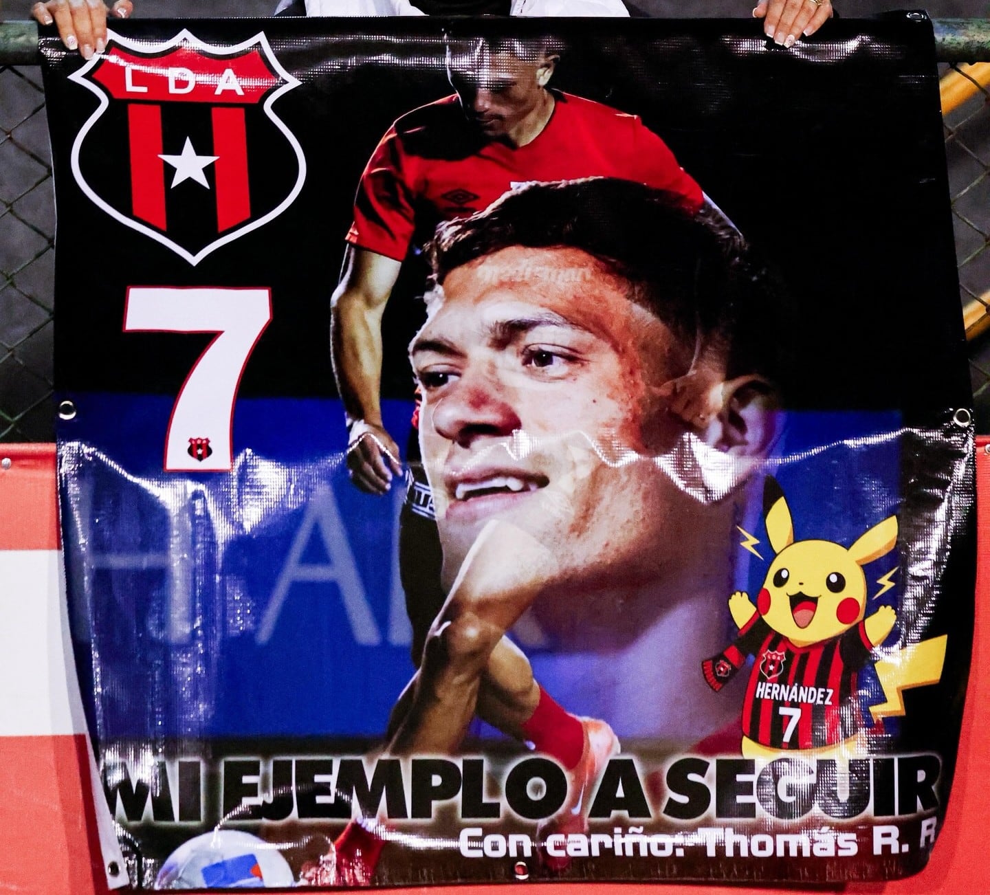 Esta es la pancarta que un niño le llevó a Anthony Hernández al partido entre San Carlos y Liga Deportiva Alajuelense.