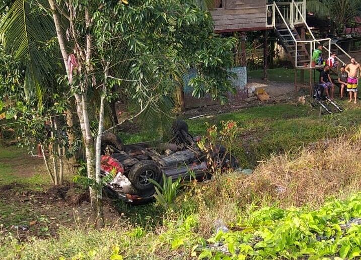 Vuelco con heridos en Matina. Foto cortesía.