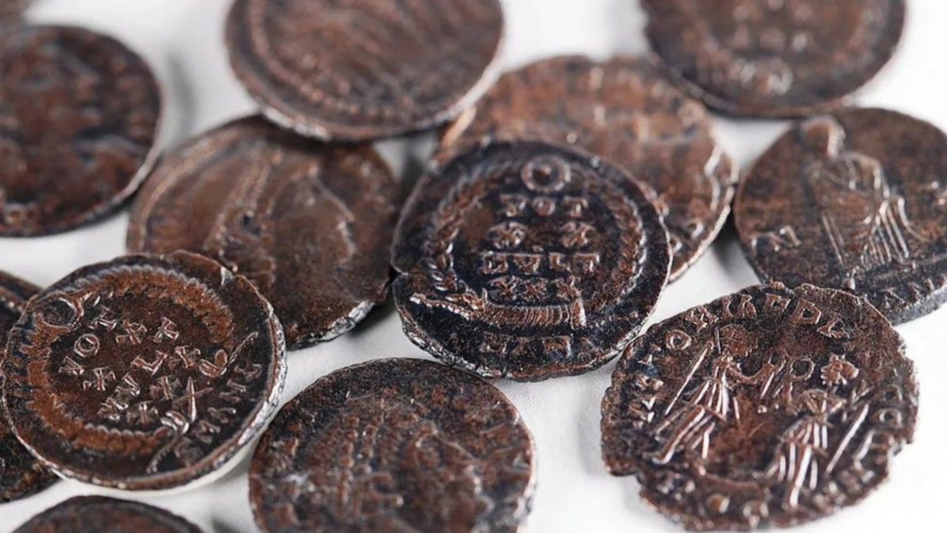 Hallaron monedas con imágenes de emperadores romanos en un túnel de Galilea que funcionó como refugio durante la Revuelta de Galo.