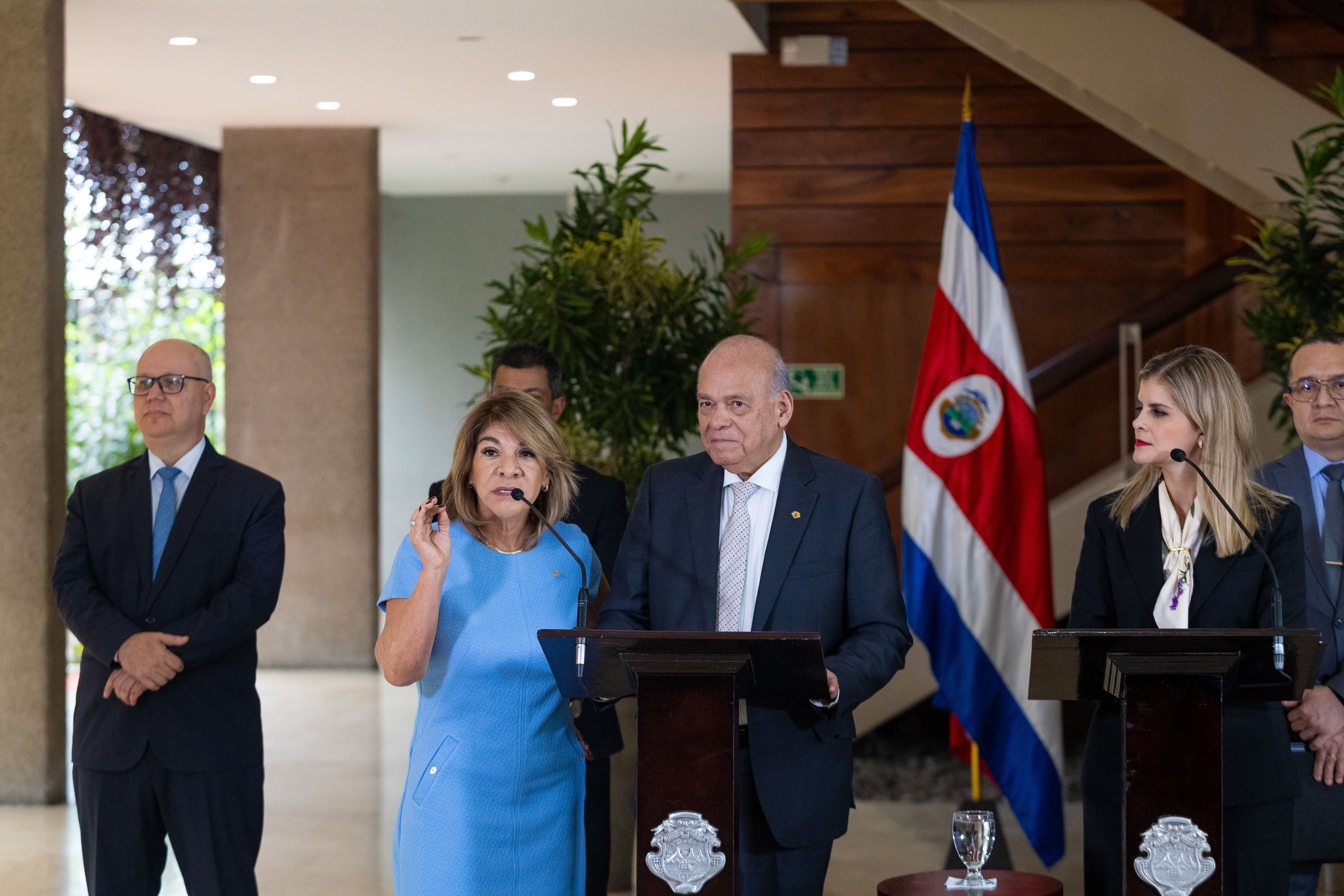 Los jerarcas del Poder Judicial y Laura Fernández se reunieron en casa presidencial. Laura Fernández, Orlando Aguirre, Patricia Solano, Carlo Díaz, Michael Soto, Fernando Castillo y Rodrigo Fernández.