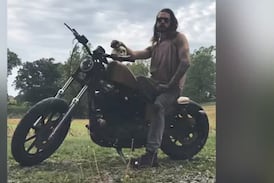 Hombre arrestado con más de 100 cráneos y restos humanos en su casa tras profanar un cementerio en Estados Unidos