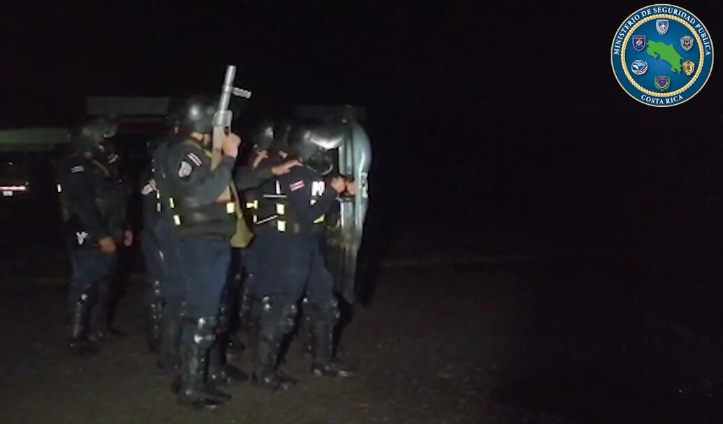 En la madrugada de este sábado, la Fuerza Pública logró abrir el paso de vehículos en algunos puntos como Aguas Zarcas de San Carlos, sin embargo, los esfuerzos cobraron factura alta.