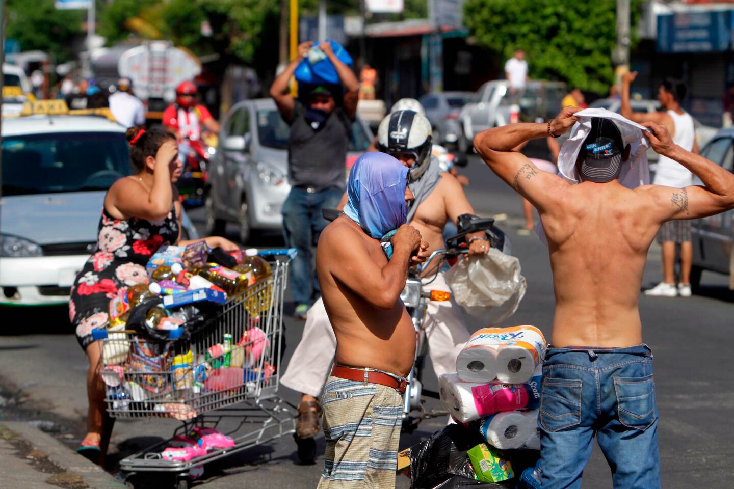 Para las 9 a. m. de este domingo, se reportan saqueos en varios comercios de Managua.