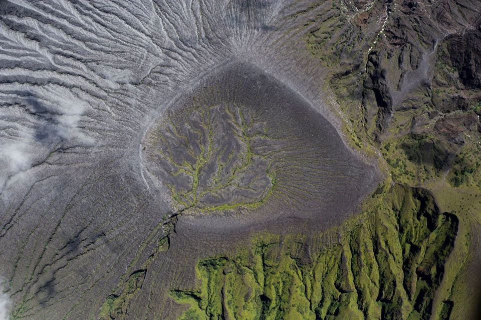 Si la laguna del Rincón de la Vieja llegara a secarse, como esa del cráter Von Seebach, que está en el mismo complejo volcánico, podría empezar a lanzar ceniza. Foto aérea: tomada el 6 de febrero del 2020 por Paulo Ruiz /RSN.