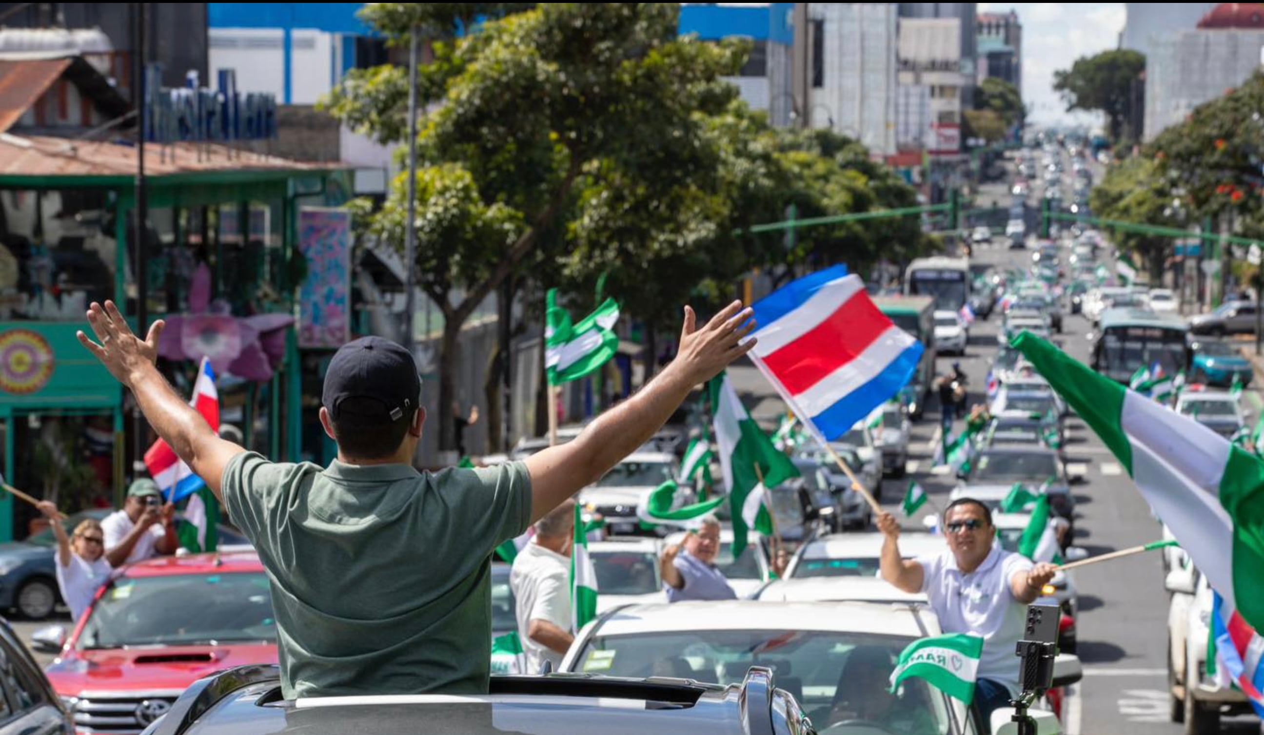 La movilización liberacionista recorrió desde Escazú hasta el centro capitalino y concluyó cerca de la Plaza de la Democracia, en la recta final de la campaña.