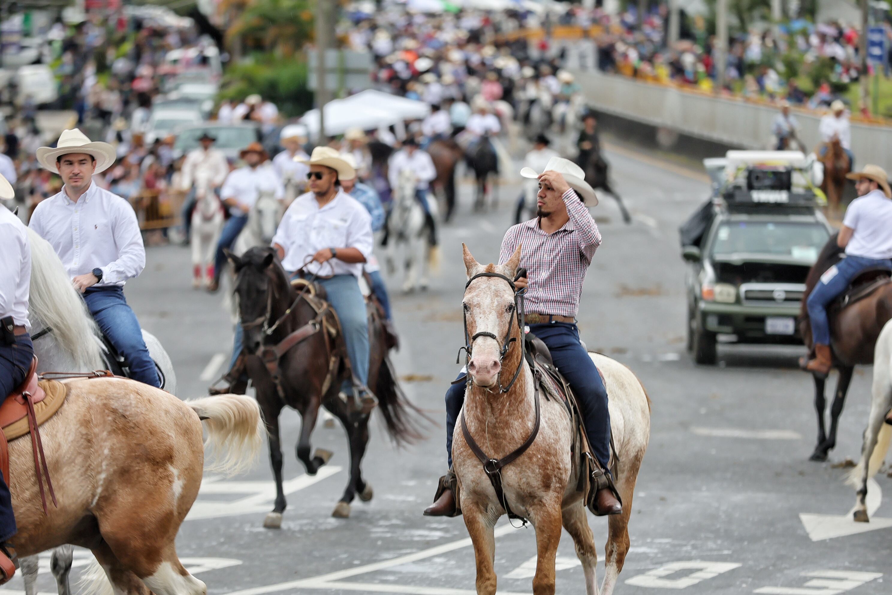 imágenes de caballistas, caballos y público en el Tope Nacional 2024 en Montes de Oca.