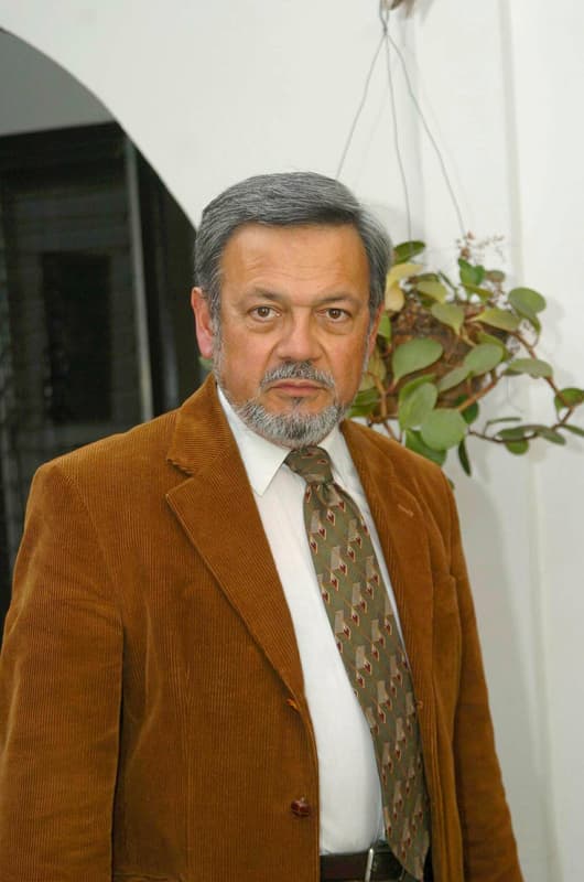Adolfo Constenla ingresó en la Academia Costarricense de la Lengua en 1995 con un discurso sobre narraciones indígenas.