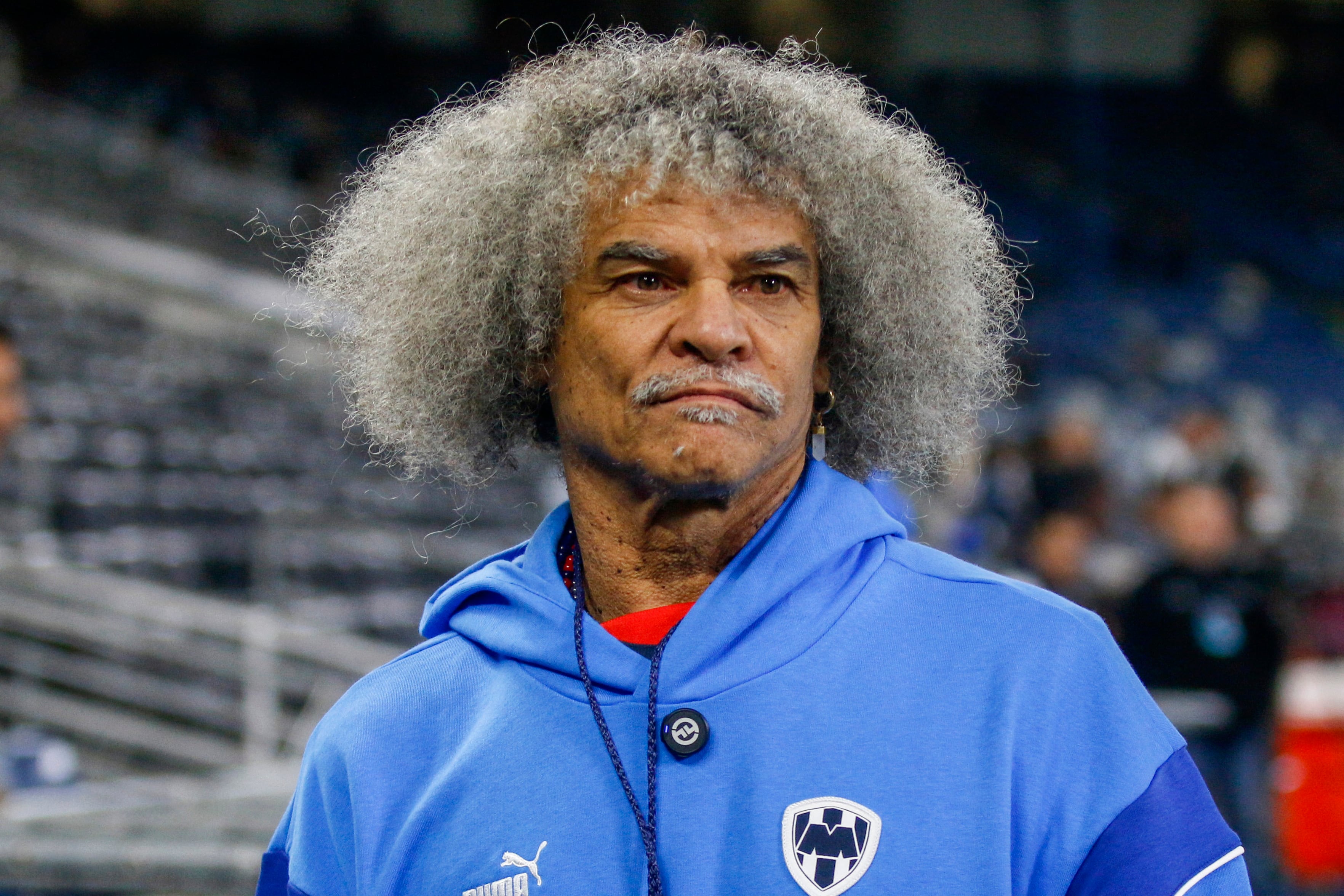 El exfutbolista colombiano Carlos el Pibe Valderrama aparece antes del partido de ida de los cuartos de final del Torneo Apertura de la Liga MX entre Monterrey y Pumas en el Estadio BBVA, en Monterrey, estado de Nuevo León, México, el 28 de noviembre del 2024. (Foto: Julio César Aguilar / AFP)