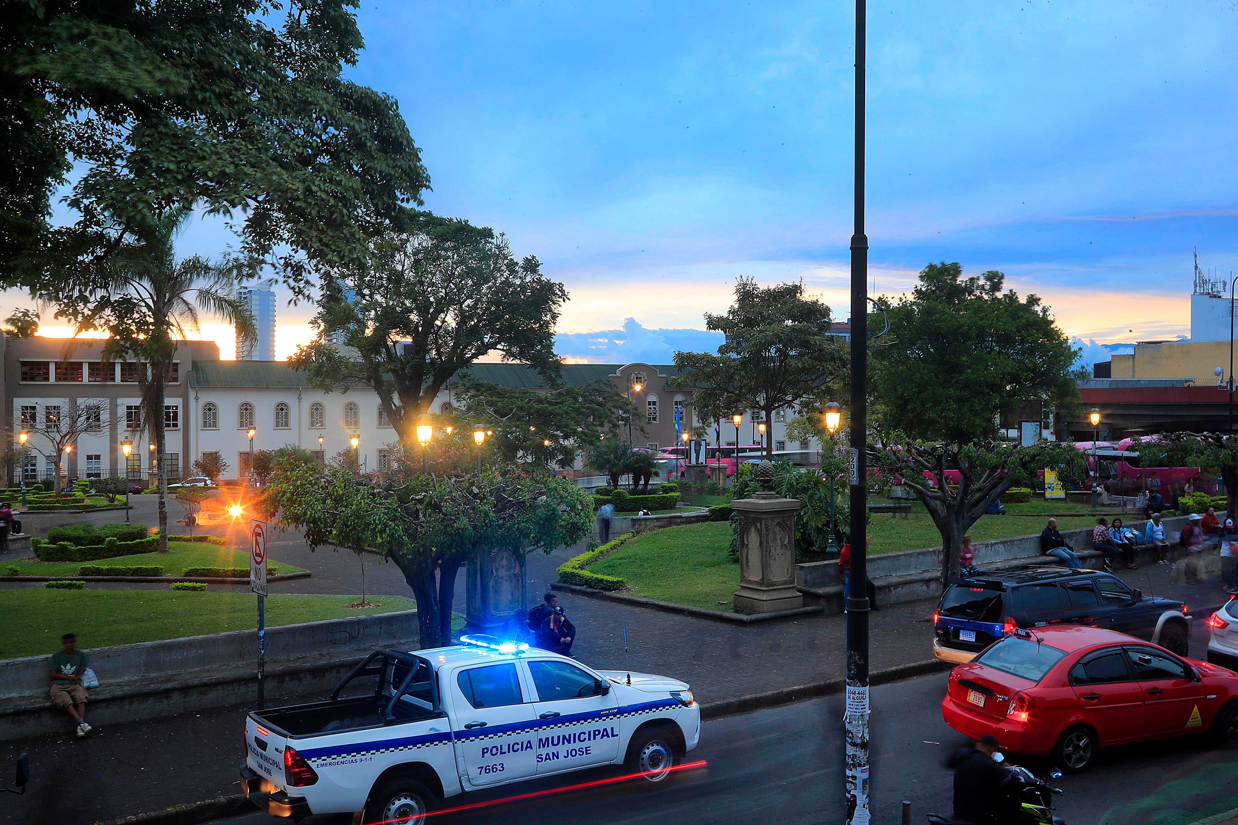 08/09/2023 Parque La Merced, San José. Tiamina, ibuprofeno, diclofenaco sódico, cefalexina y actimicina son algunos de los medicamentos ilegales que venden en este lugar, especialmente por la tarde noche cuando muchos regresan del trabajo. Sin inmutarse, hombres y mujeres ofrecen los medicamentos clandestinos en la acera este del parque, frente a la iglesia.