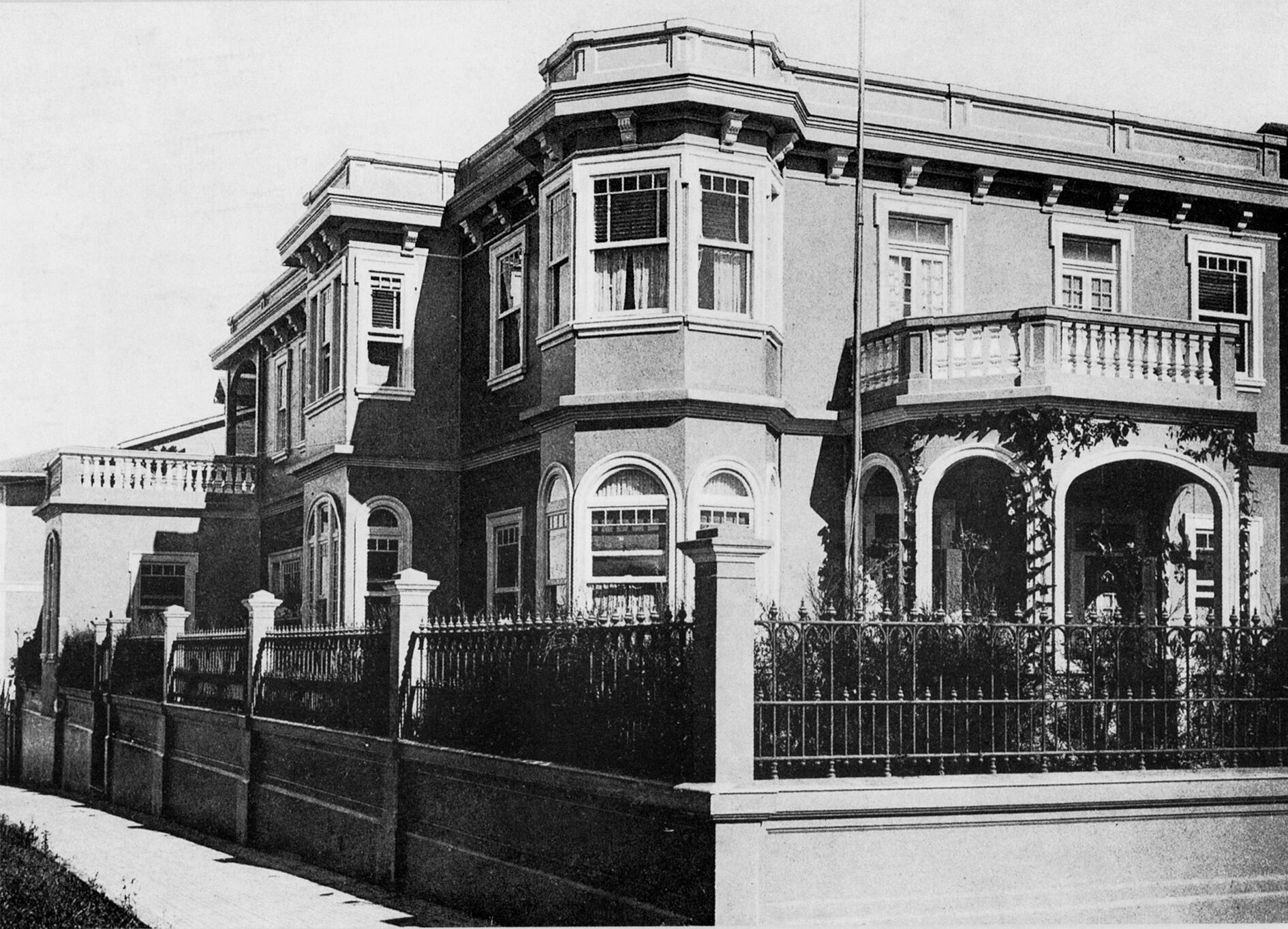 Casa Ford Yglesias, en la esquina noroeste de avenida 9 y calle 11, barrio Otoya, hacia 1920. Fotografía de Manuel Gómez Miralles.