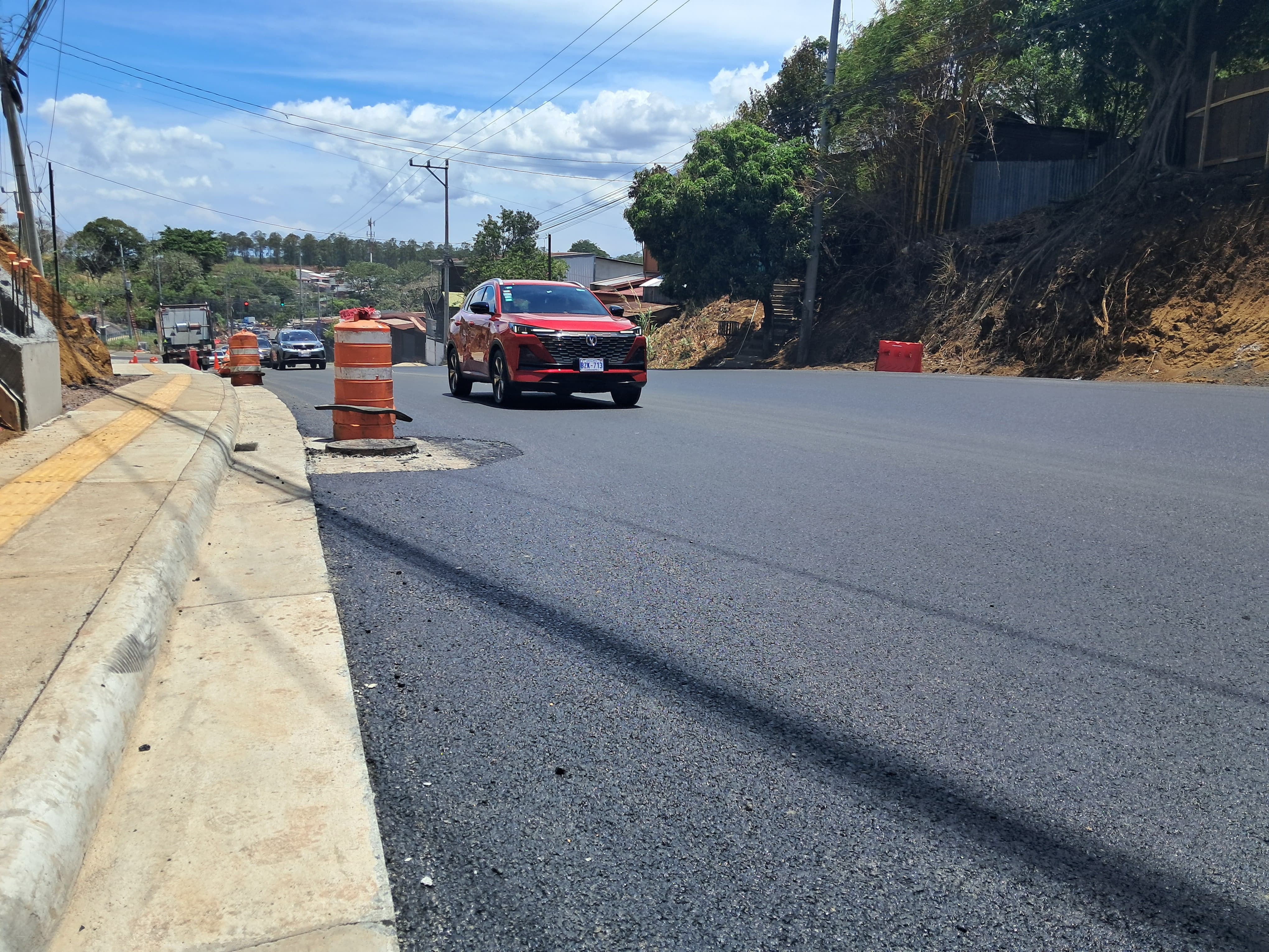 Los trabajos en Barreal responden a una orden de la Sala Constitucional para mejorar la vía y seguridad de peatones.