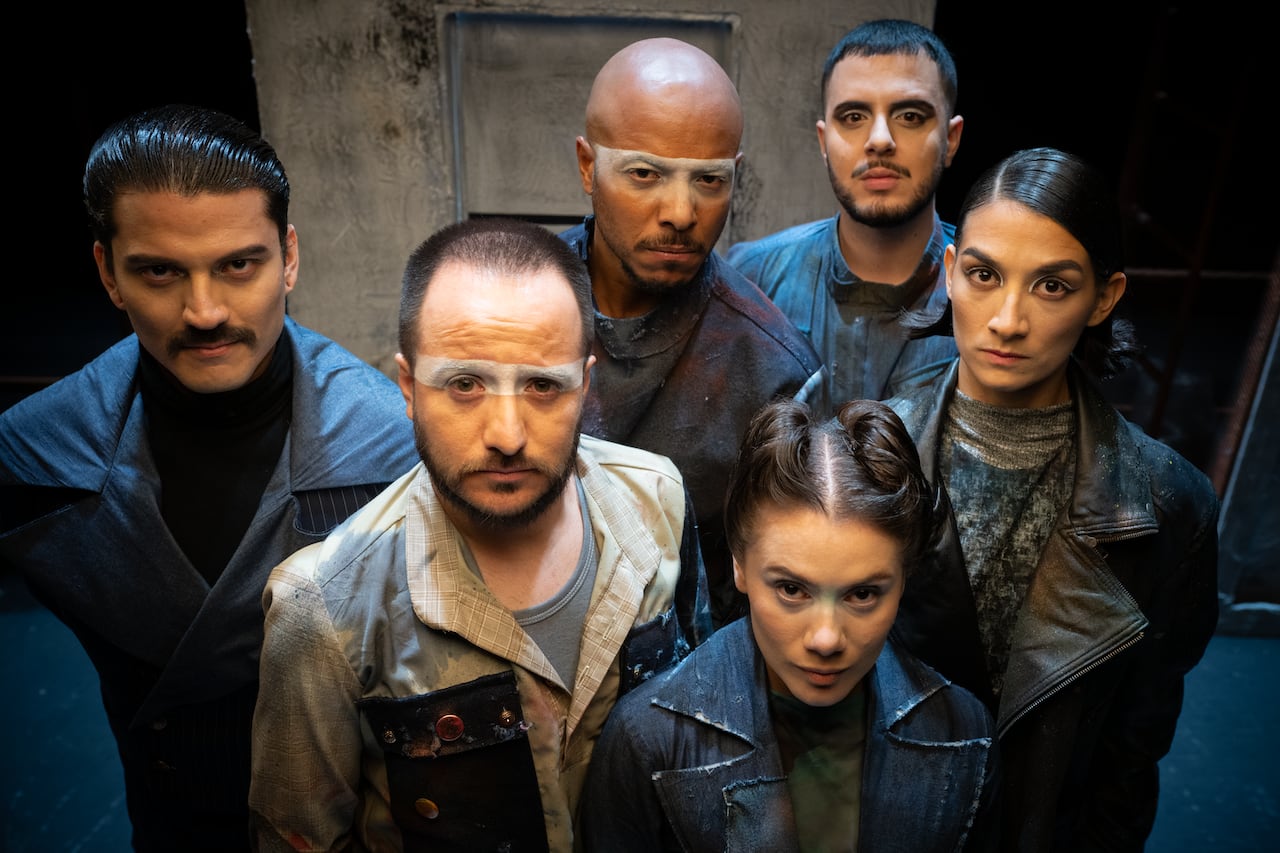 Teatro Espressivo estrena su versión de la obra de George Orwell, que busca generar reflexión sobre el ‘Gran Hermano’ que empezó como ficción pero, quizás, ya no lo es