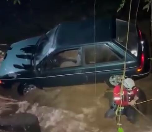 Socorristas de la Cruz Roja realizaron labores de búsqueda desde la noche del domingo en el sector de Las Musas, en San Ramón, hasta ubicar el cuerpo del joven a orillas del río.