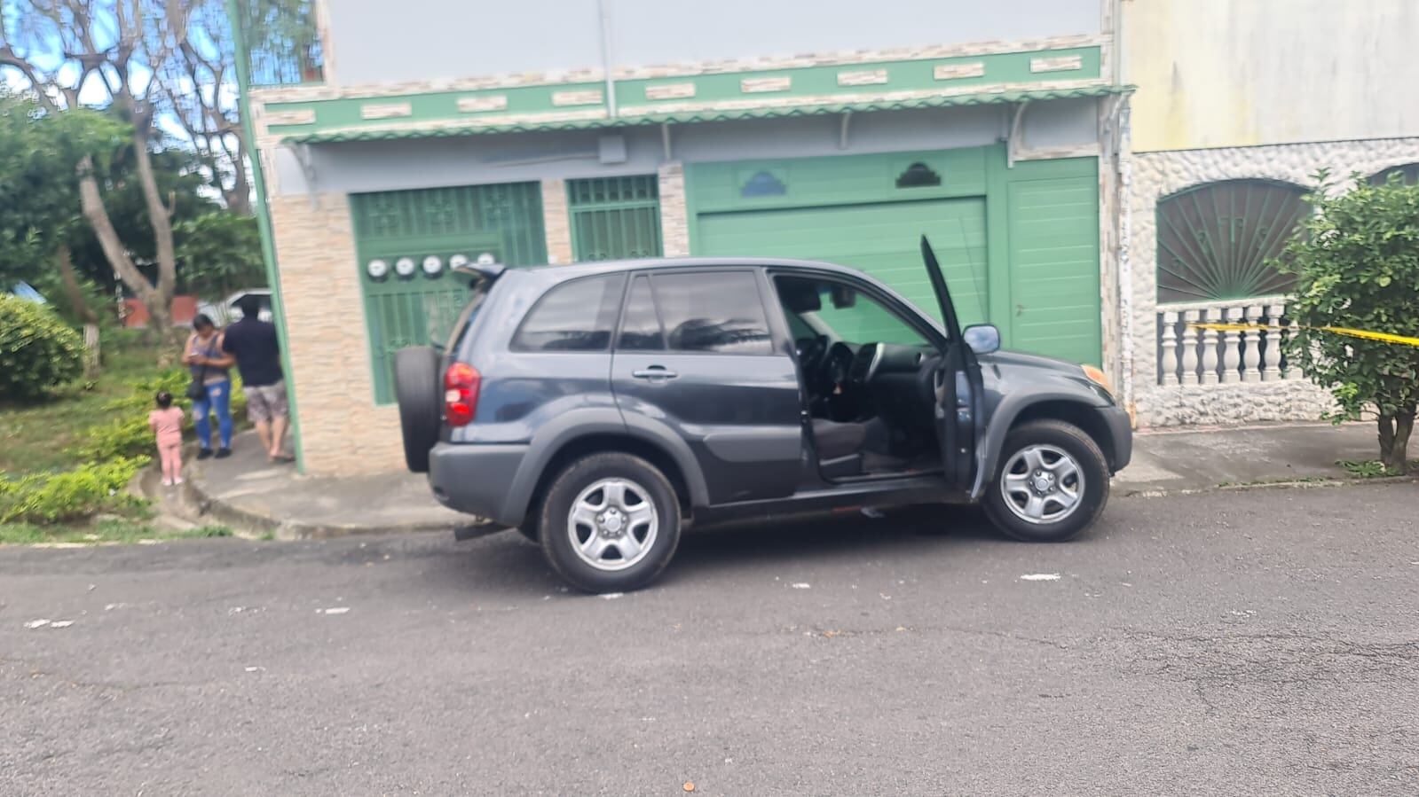 El Toyota Rav 4 en que huyeron los pistoleros, fue encontrado por la Fuerza Pública en San Sebastián, donde lo abandonaron para escapar en otro vehículo. Foto: Cortesía.