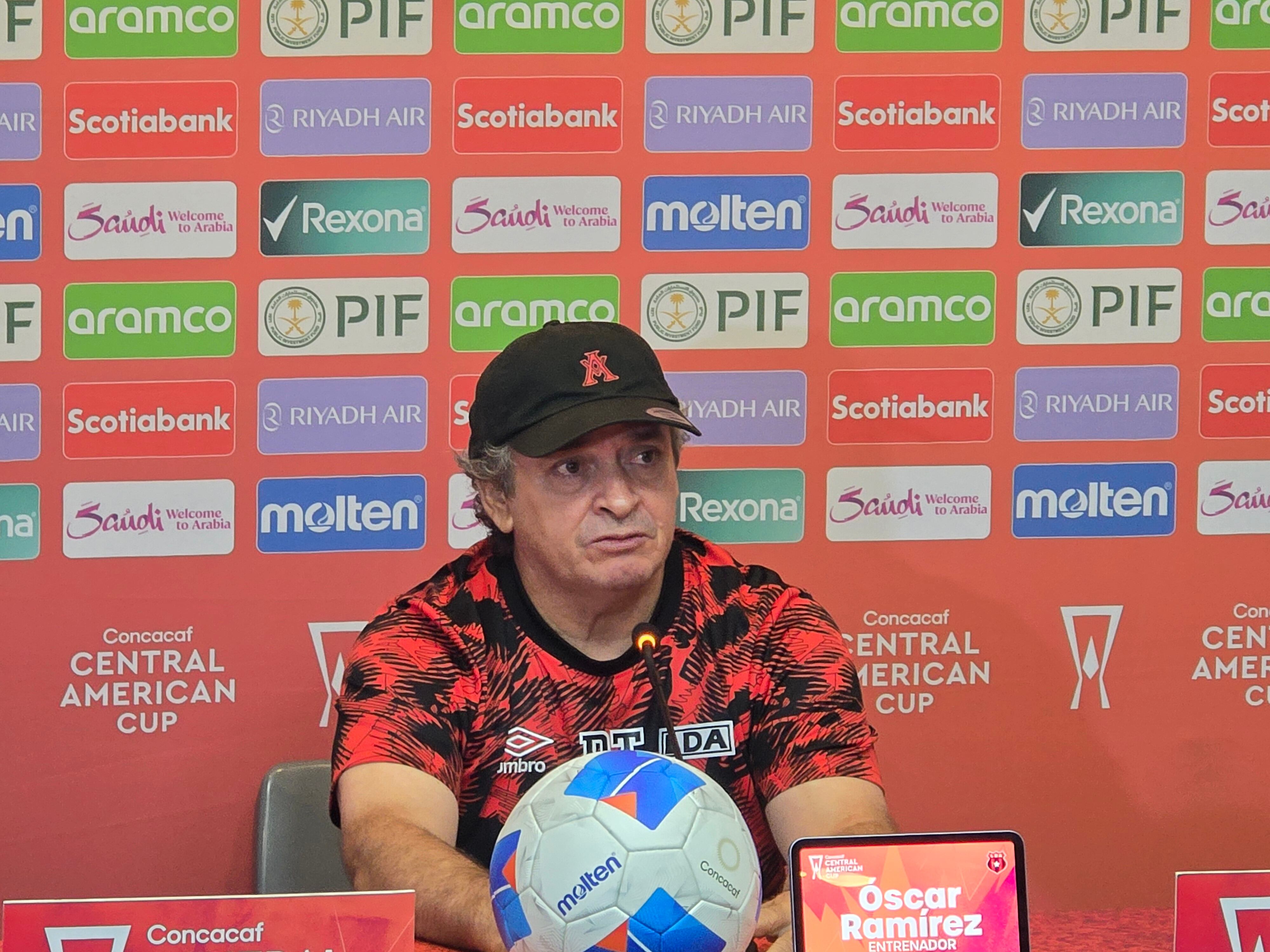 Óscar Ramírez se mostró muy sereno y enfocado antes del partido definitivo de la final de la Copa Centroamericana entre Xelajú y Liga Deportiva Alajuelense.