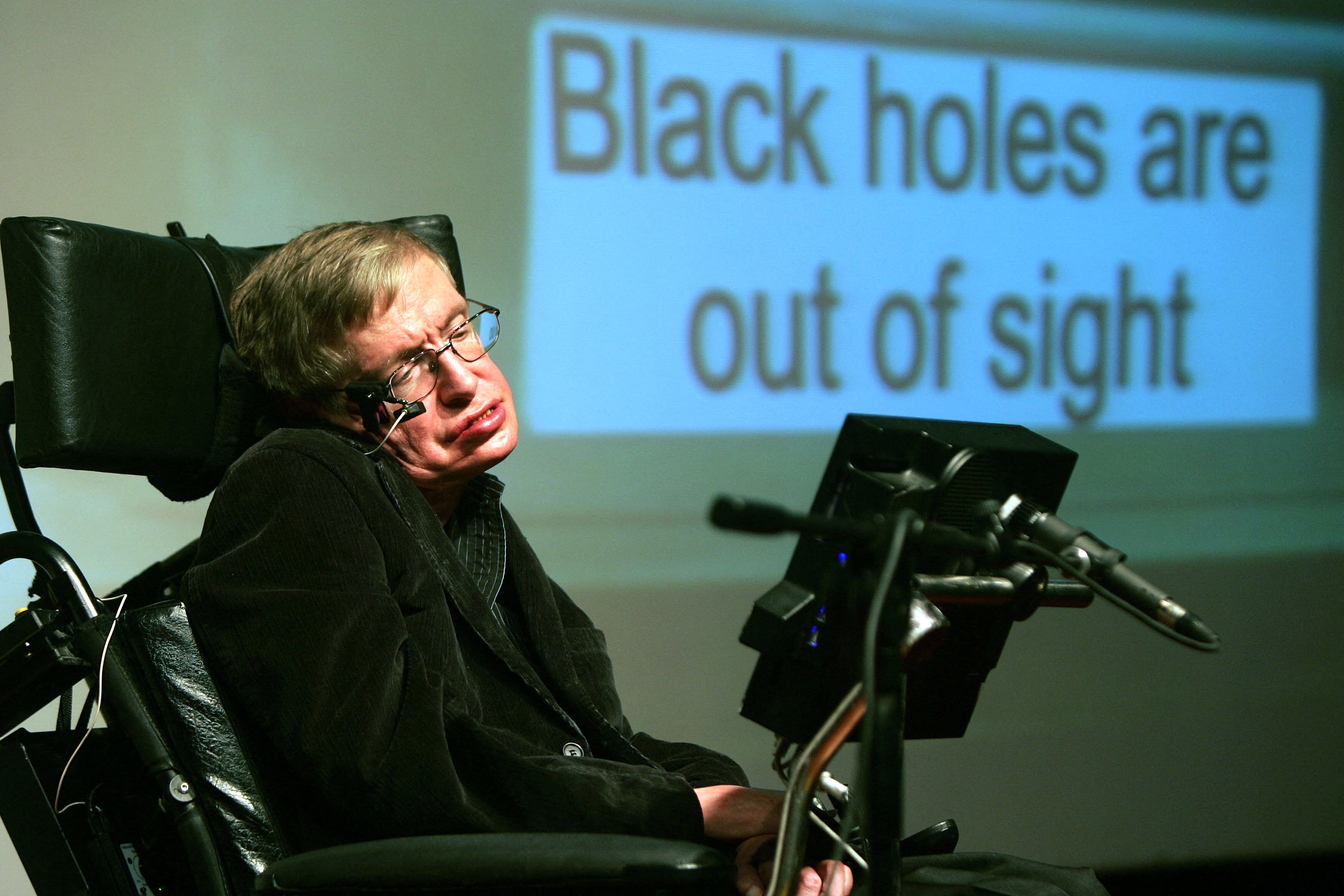 El reconocido científico británico Stephen Hawking ofrece una conferencia en el Museo de Ciencia Bloomfield, en Jerusalén, el 10 de diciembre de 2006. Hawking, el físico británico que utilizaba silla de ruedas y cuyo libro Breve historia del tiempo se convirtió en un éxito de ventas internacional, estaba “muy enfermo” en el hospital, informó la Universidad de Cambridge el 20 de abril de 2009.
Hawking, de 67 años, alcanzó fama mundial por sus investigaciones, escritos y documentales televisivos, pese a padecer una forma de enfermedad de la neurona motora que lo dejó con discapacidad y dependiente de un sintetizador de voz para comunicarse.
AFP PHOTO / MENAHEM KAHANA (Foto de MENAHEM KAHANA / AFP FILES / AFP).