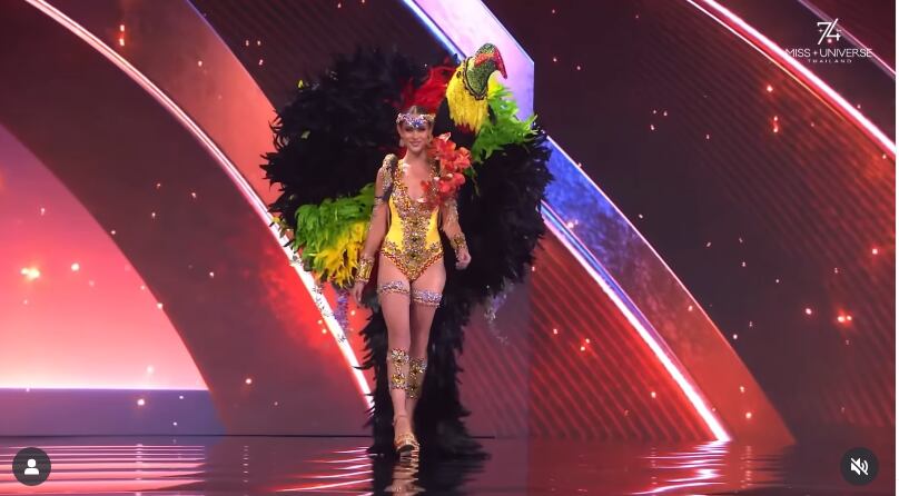 Bella Zabaneh, de Belice representó al tucán, ave nacional.