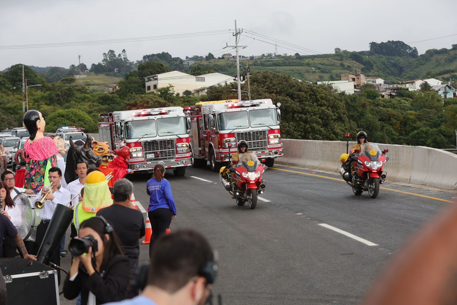 A las 10:35 a. m., el MOPT habilitó oficialmente el nivel superior del intercambio de Taras, que aliviaría la circulación por la zona. Bomberos y policías fueron los primeros en transitar en la inauguración. Foto: John Durán