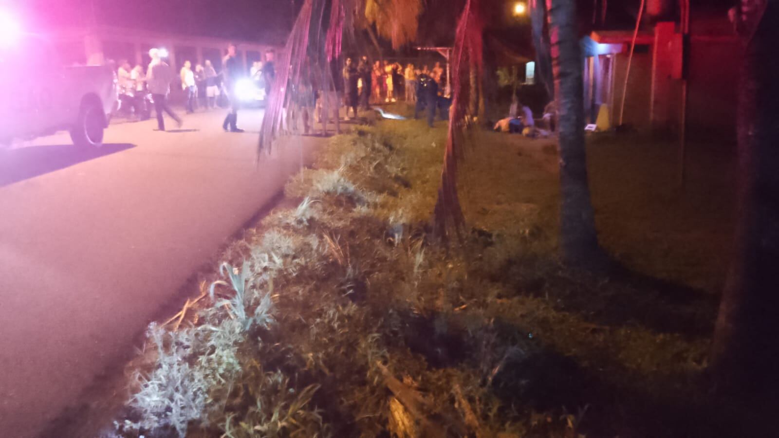 Policías y cruzrojistas llegaron la noche del sábado al lugar de la balacera. Los pistoleros huyeron luego de dejar sin vida a un hombre de 26 años y mortalmente herida a una mujer de 25. Foto: Cortesía.
