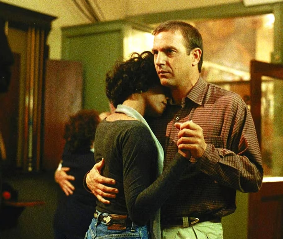 Kevin Costner abraza y baila con Whitney Houston en una escena de la película 'El guardaespaldas'.