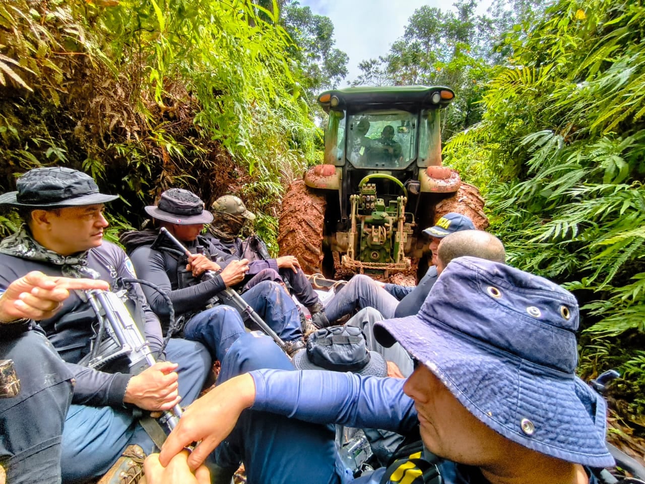 La Fuerza Pública incursiona al cerro Conchudita en un chapulín, lo que permite acortar a 60 minutos, el recorrido que antes hacían en cinco o más horas.
