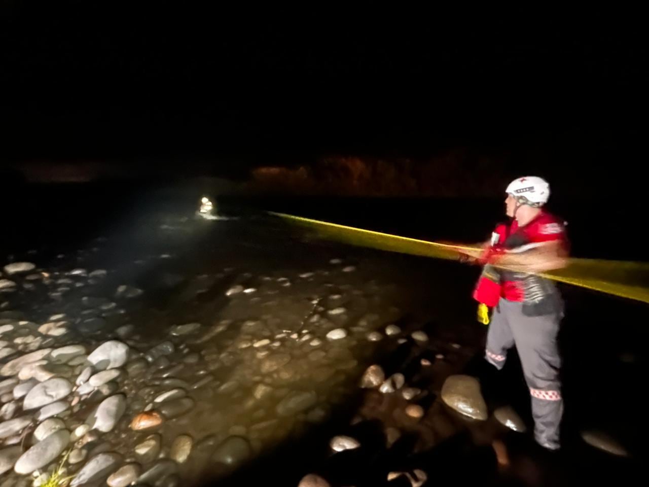 Cruz Roja de Guápiles y Bomberos participaron en la operación nocturna al filo de la medianoche en río Sucio cuando finalmente sacaron a personas atrapadas. Fotografía: