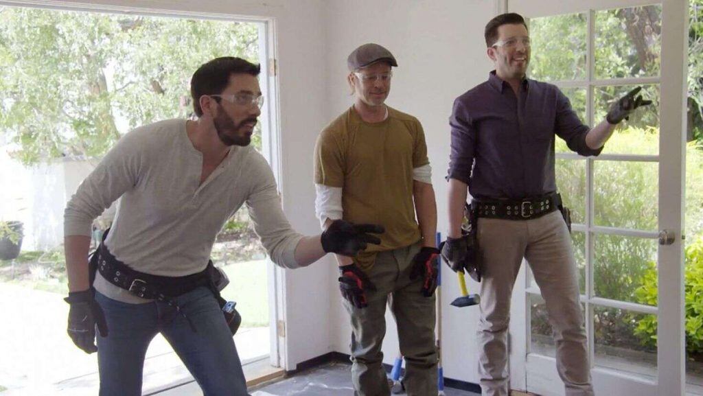 Programa 'Renovaciones con celebridades', en el que participan Brad Pitt, Melissa McCarthy y Rebel Wilson, quienes se unen a los famosos hermanos Jonathan y Drew Scott. Fotografía: HGTV para La Nación