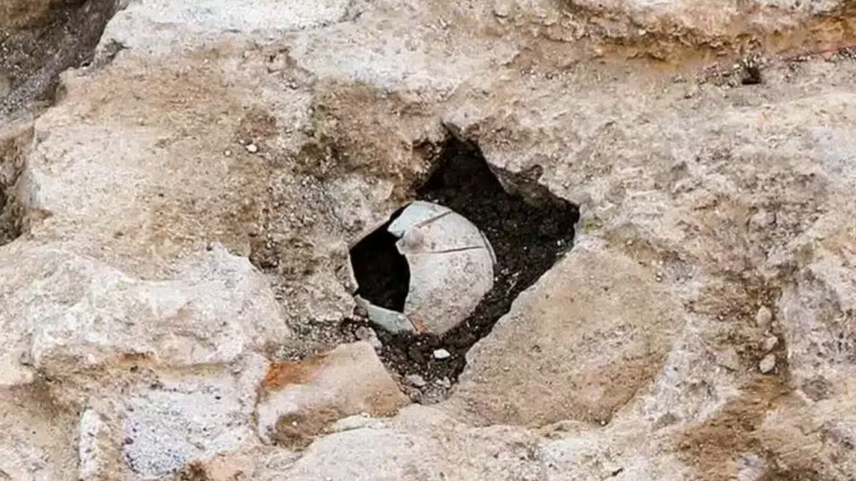 Las tres medallas fueron encontradas dentro de un jarrón de terracota.