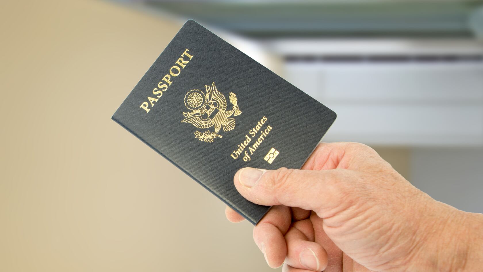 Desde julio de 2025, Estados Unidos exigirá que el sexo en los registros migratorios sea solo “M” o “F”, lo cual impactará a viajeros con género no binario.