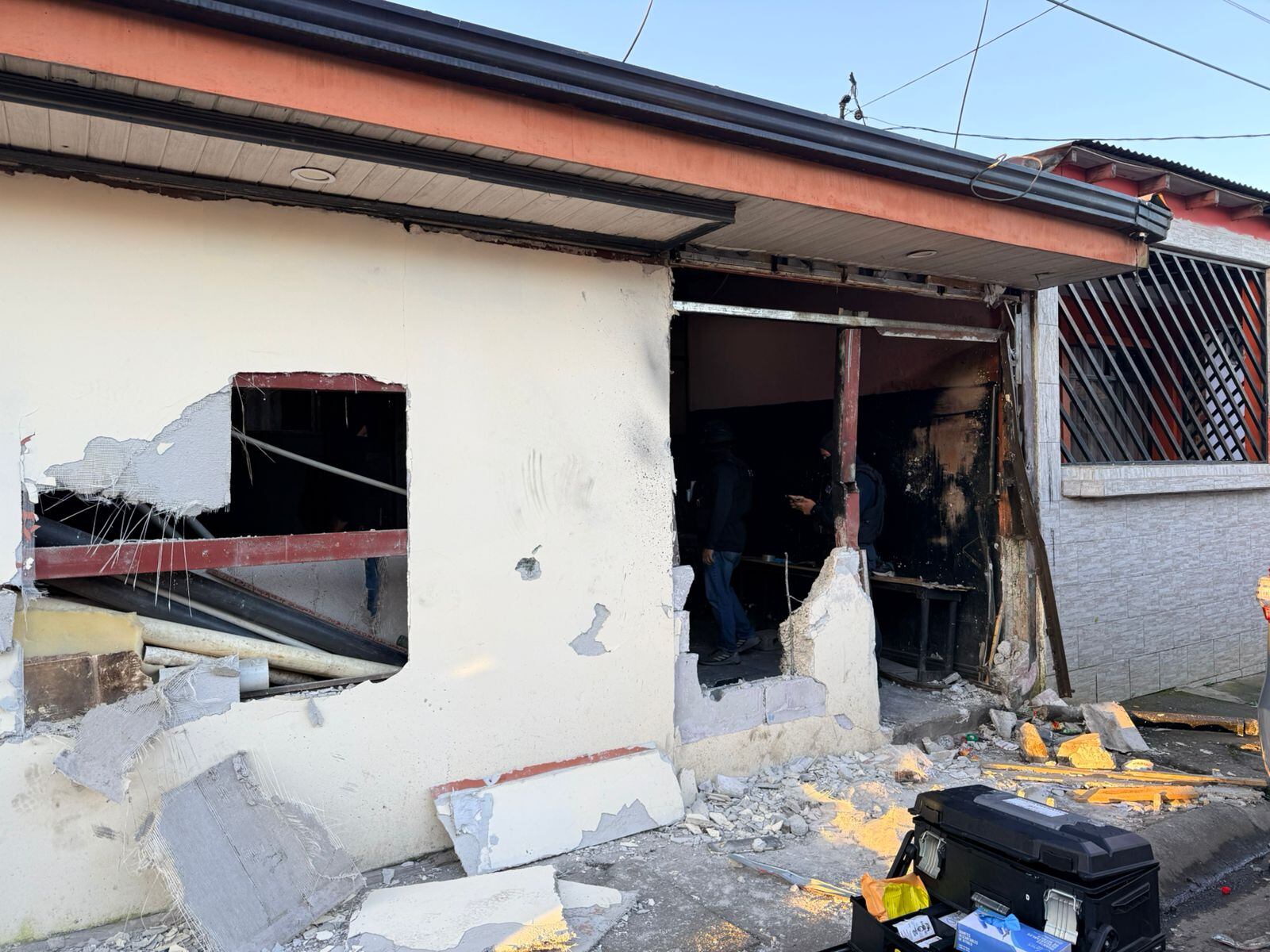 Como las puertas están reforzadas con hierro o acero, los policías tuvieron que tumbar paredes para entrar a los búnkeres de Gordo Julio.